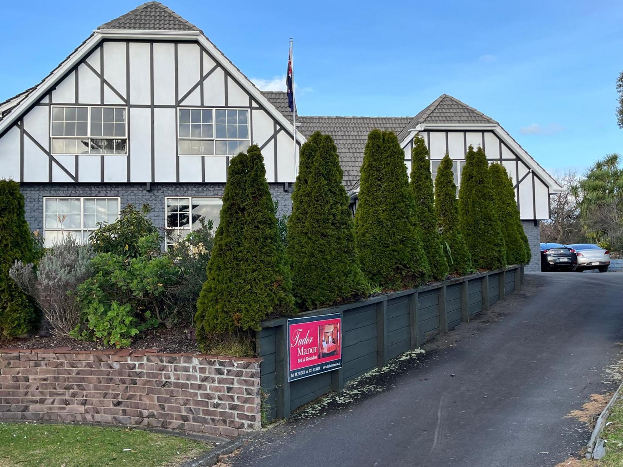 Tudor Manor Bed & Breakfast Paraparaumu Exterior photo